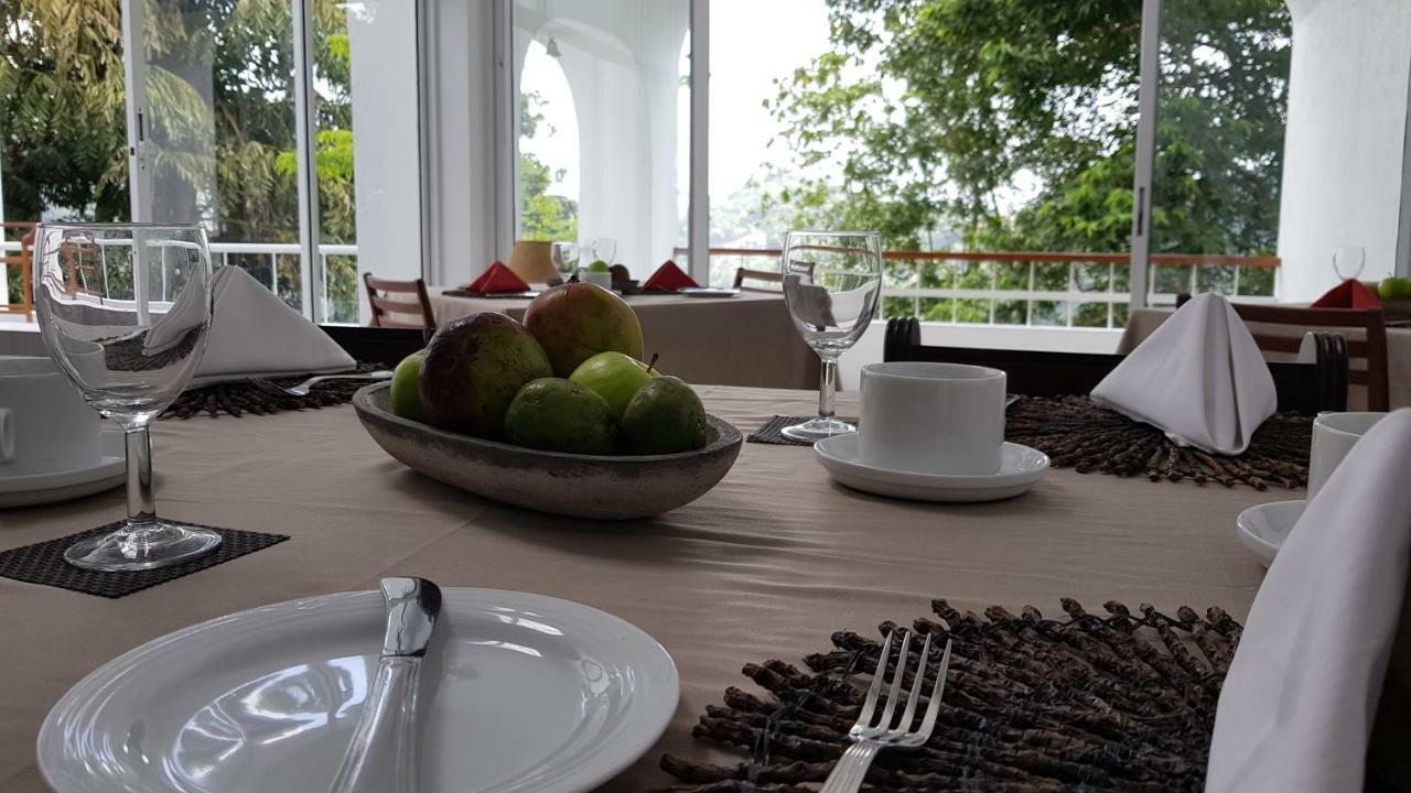 Regent Lodge Hotel & Villa キャンディー エクステリア 写真
