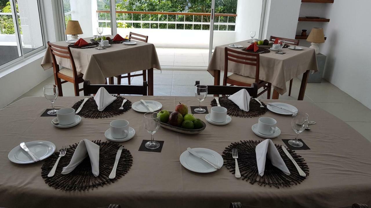 Regent Lodge Hotel & Villa キャンディー エクステリア 写真